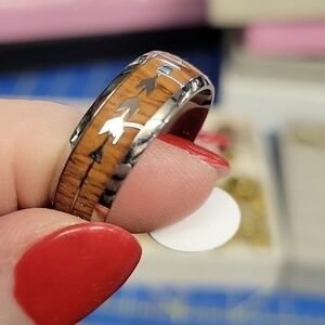 Wood Grain Silver Tone Band Arrow Accented Ring